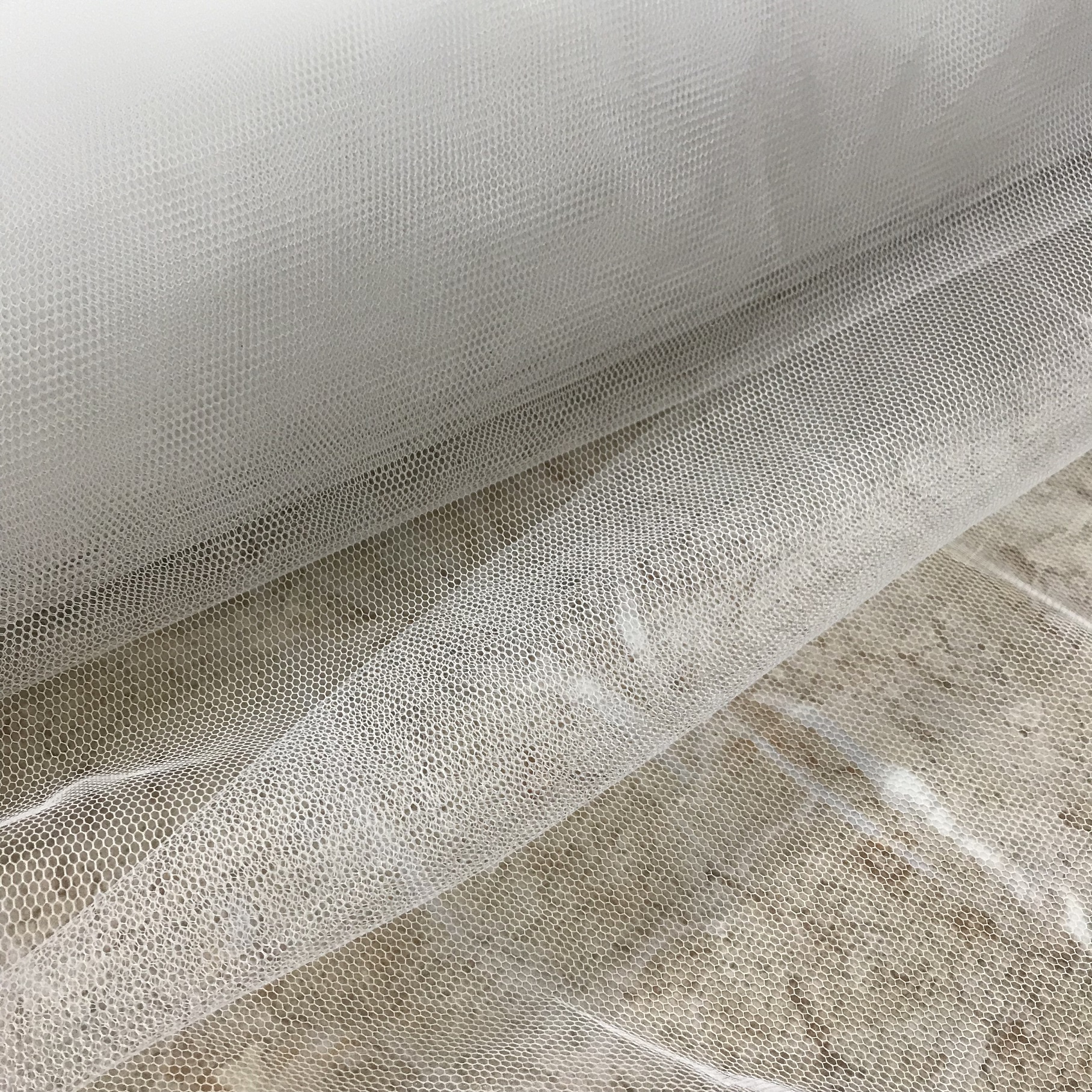 Vải lưới gồng cứng trắng làm phồng váy