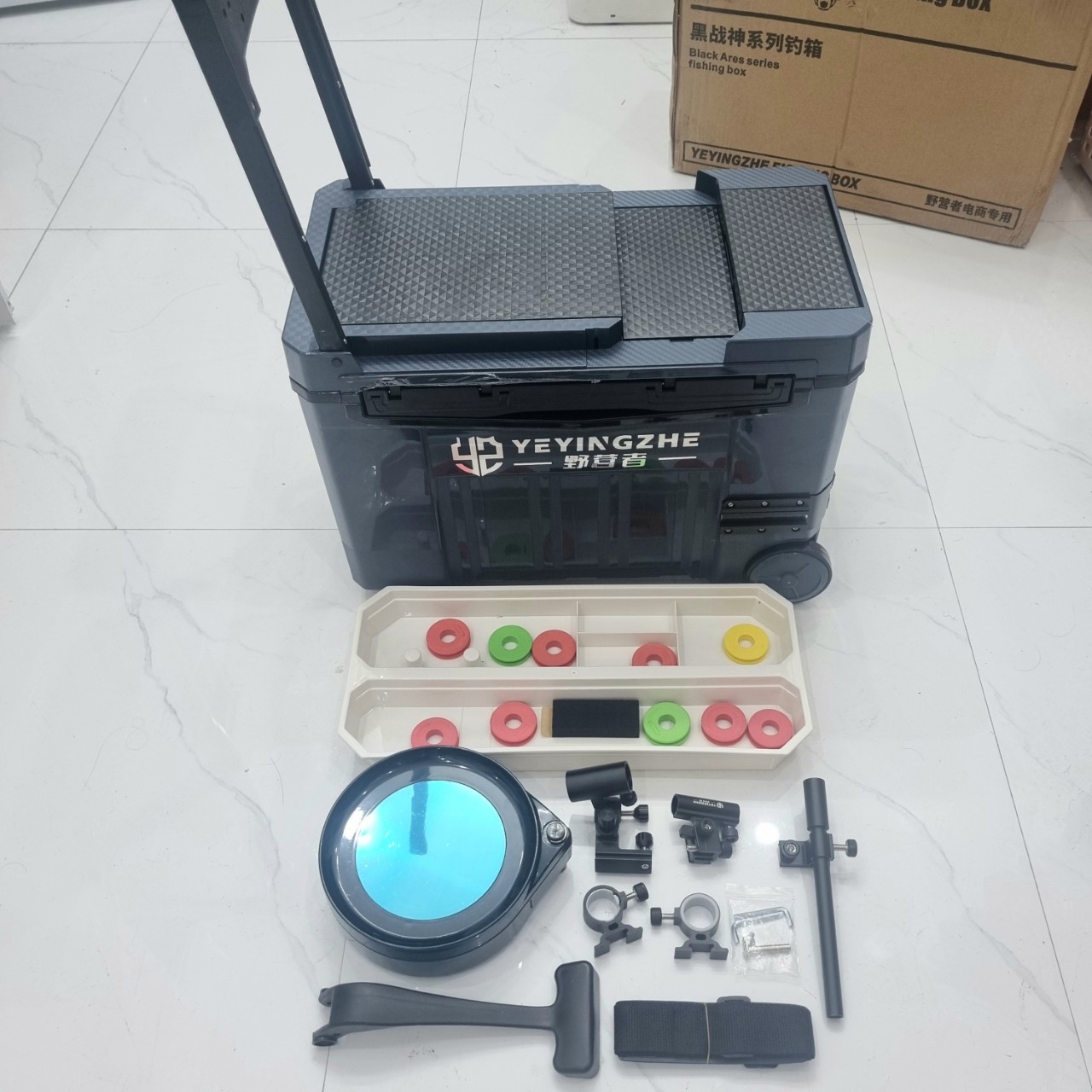 Thùng câu đài nội địa 32L carbon siêu bền có bánh xe kèm phụ kiện câu cá x1