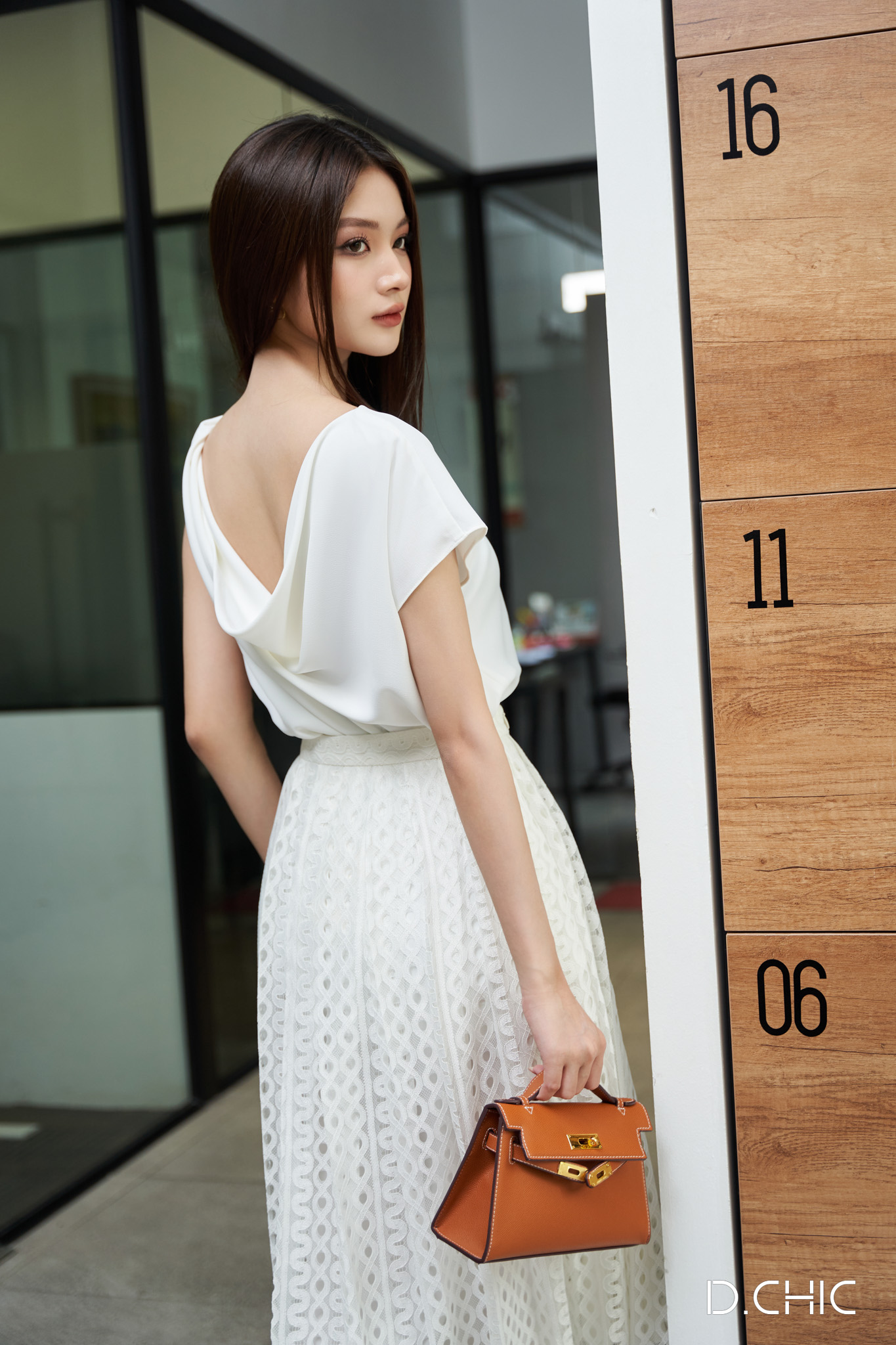 D.CHIC Áo cổ thuyền vai xoắn  MS: 1812022