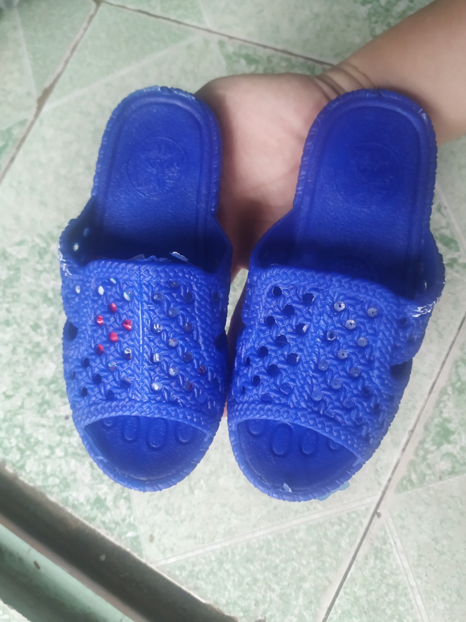 [HCM](NHỚ TĂNG 5-6 SỐ) Dép Tổ Ong cho bé trai và bé gái siêu cưng (CHUẨN SIZE 25-35)
