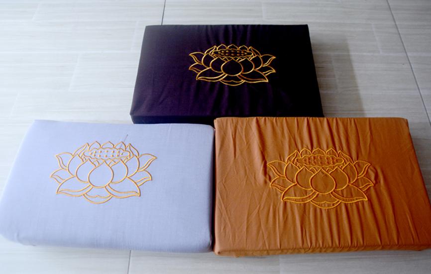 Tọa cụ quỳ lạy Phật-Tọa cụ ngồi thiền