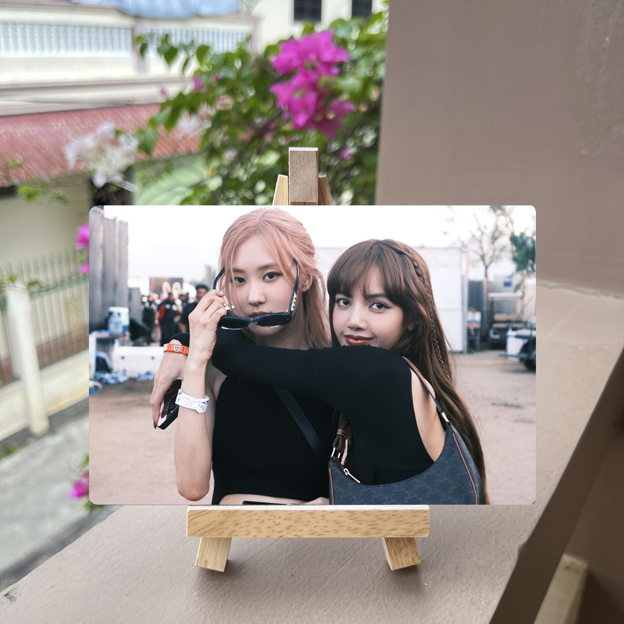Khung ảnh Blackpink ( tặng kèm kệ gỗ)
