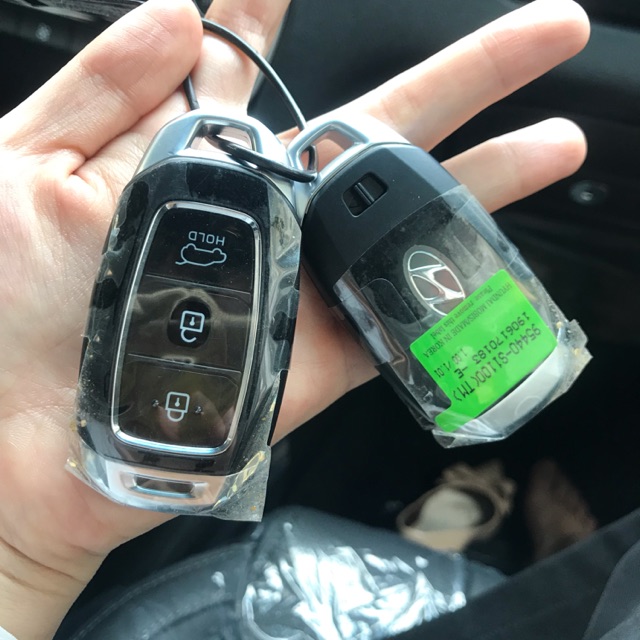 Bao da chìa khóa xe Accent/ Kona/Santafe 2018-2019 loại 3 nút kèm móc khóa T02