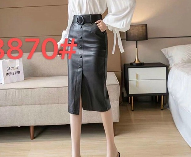 8855 . Chân váy da dáng ôm , dài qua gối , cv dài 63 cm , xẻ trước