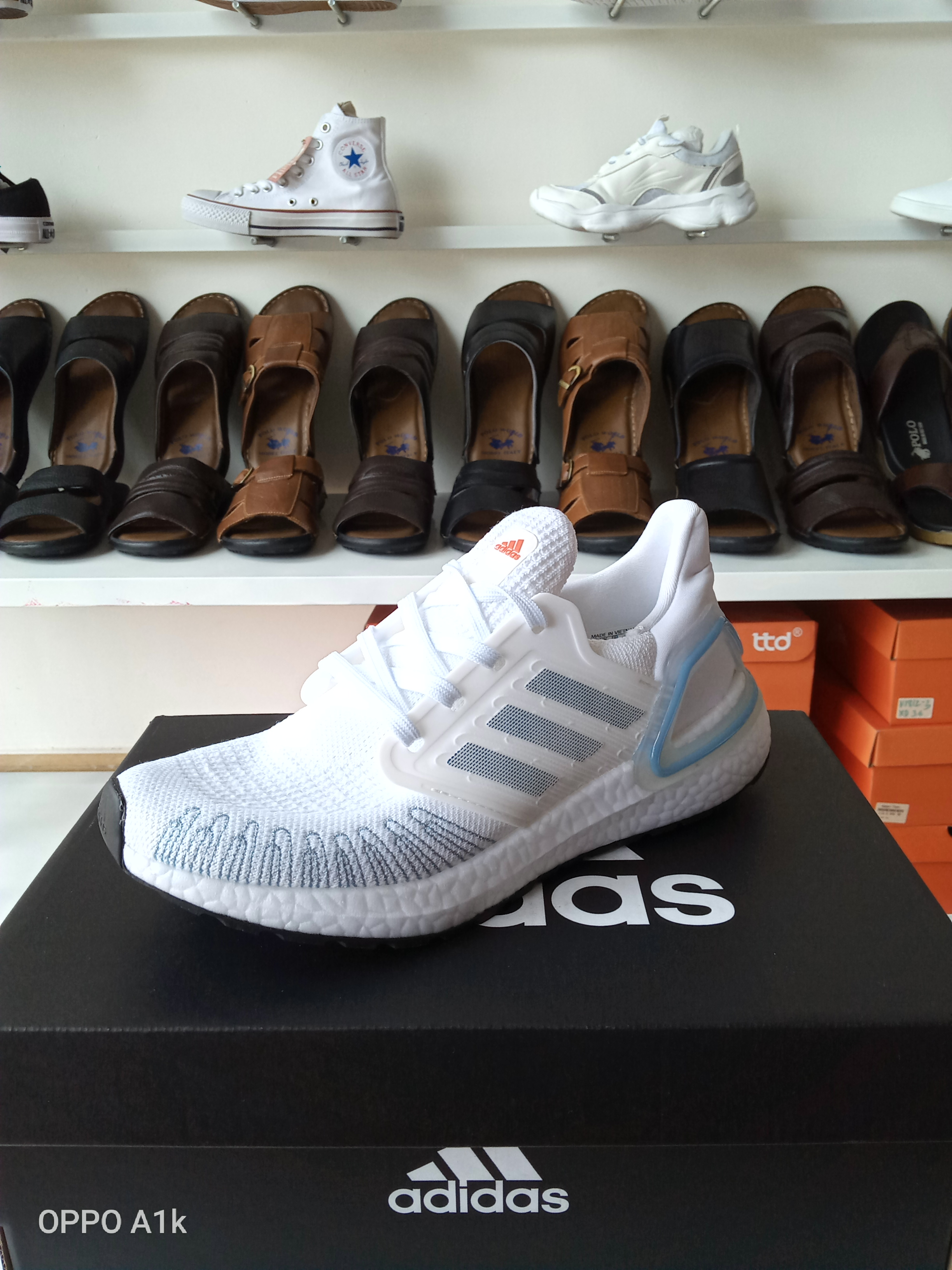 Giày Sneaker Ultraboost 6.0 trắng