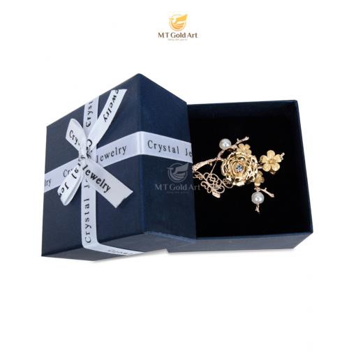 Gold inlaid corsage flower