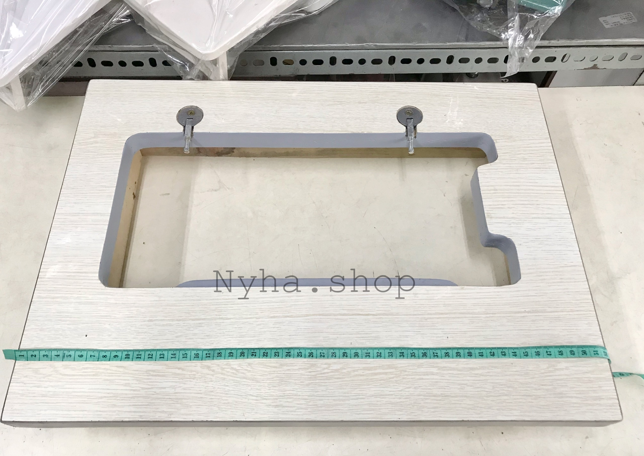 ĐẾ GỖ MÁY MAY CON BƯỚM CÓ ỐC BẢN LỀ (KHÔNG BAO GỒM ĐẦU MÁY)