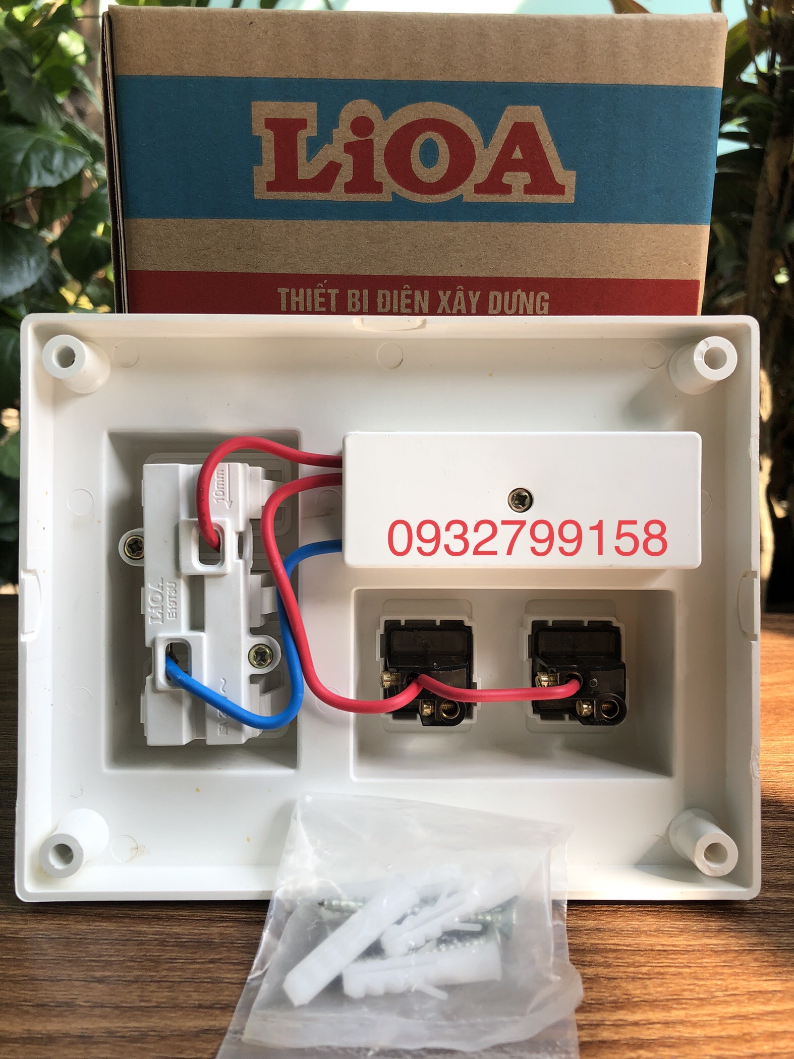 BẢNG ĐIỆN NỔI 2/3 CÔNG TẮC LIOA
