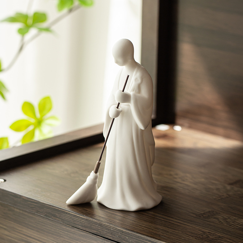 Tượng gốm nhà sư quét lá - gốm đá xa thạch trắng cao cấp