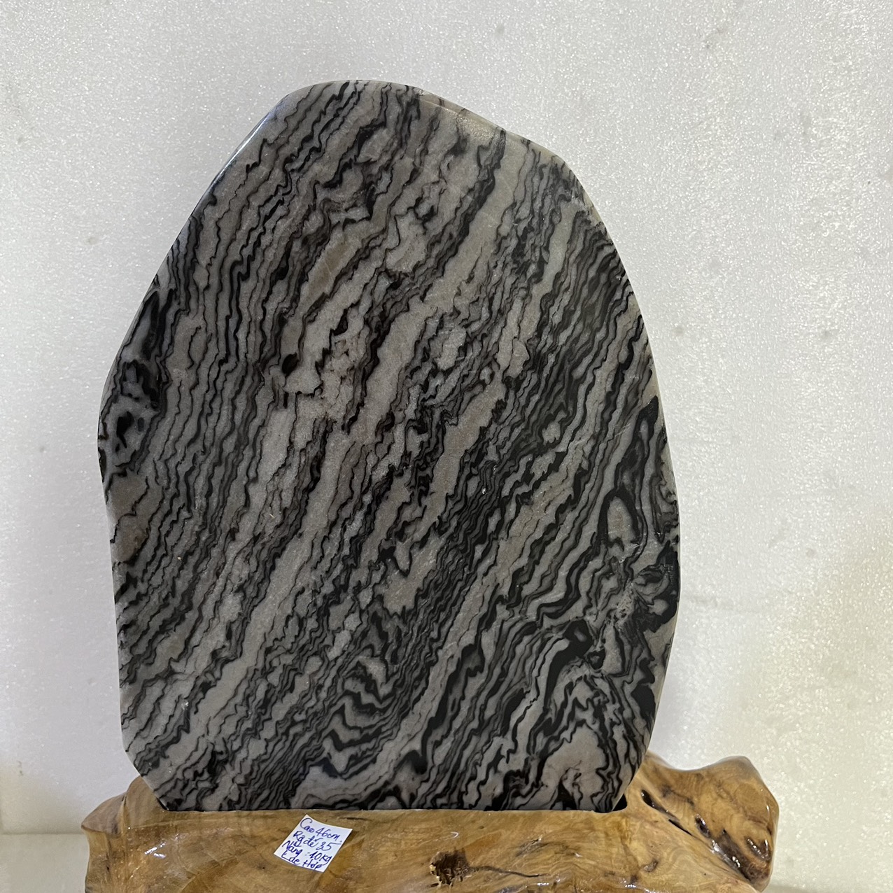 Cây đá tự nhiên vân đen đẹp như bức tranh cao 46 cm, nặng 10 kg cho người yêu phong thủy có chân đế gỗ
