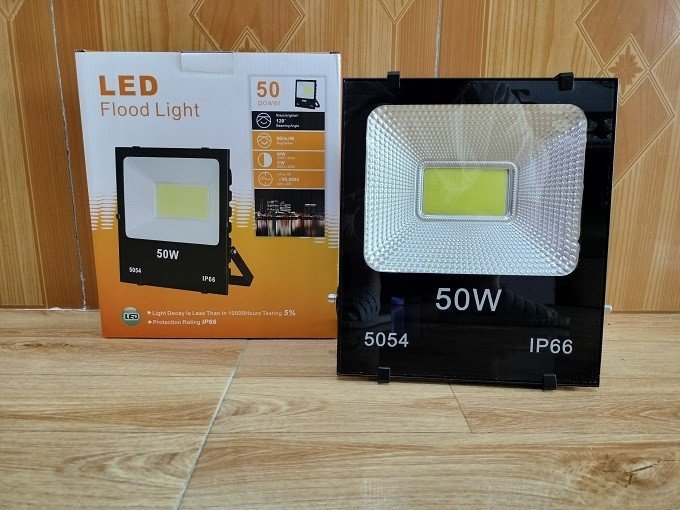 Đèn pha led cob 50w ánh sáng trắng/vàng đủ công suất chống nước ip66