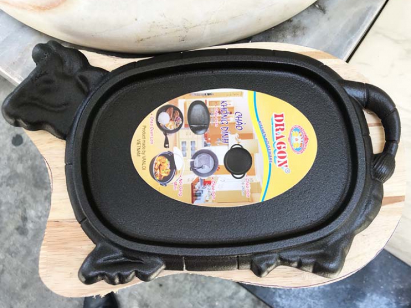 Chảo Gang Đầu Bò Làm Bò Bít Tết cỡ Trung  Chống Dính Kèm Đế Gỗ