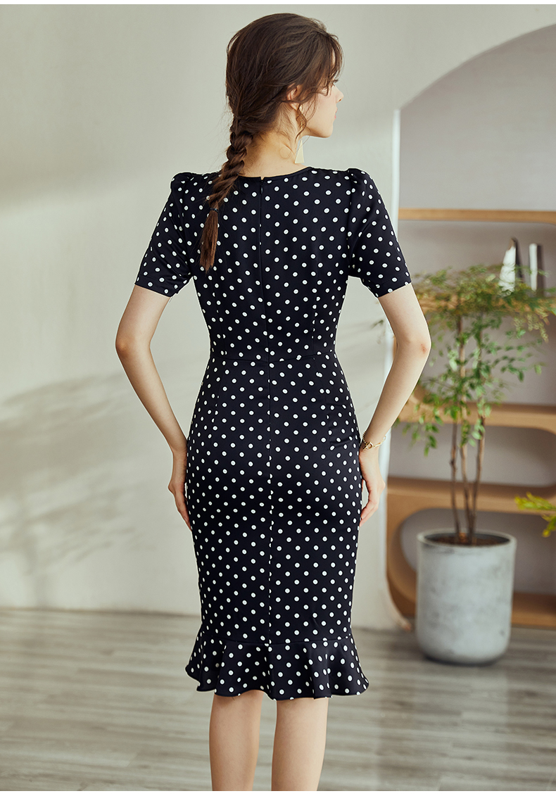 Đầm đuôi cá chấm bi đen trắng tay ngăn cổ tròn