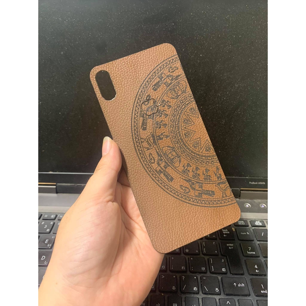 Dán da lưng Iphone Xs Max khắc hình trống đồng các màu