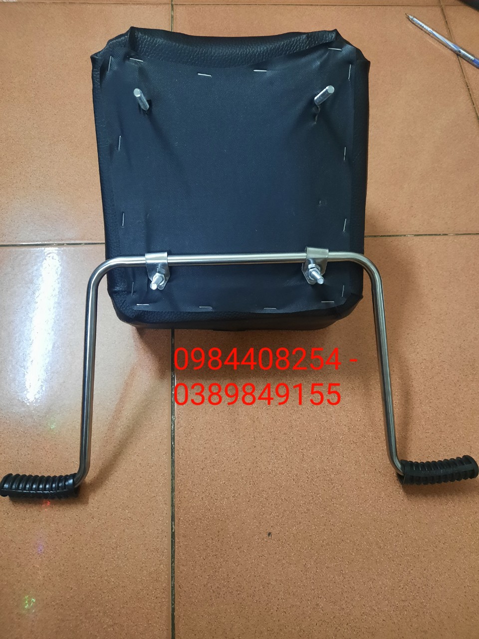 Gác chân (kèm ốc) gắn ghế nệm xe máy cho bé