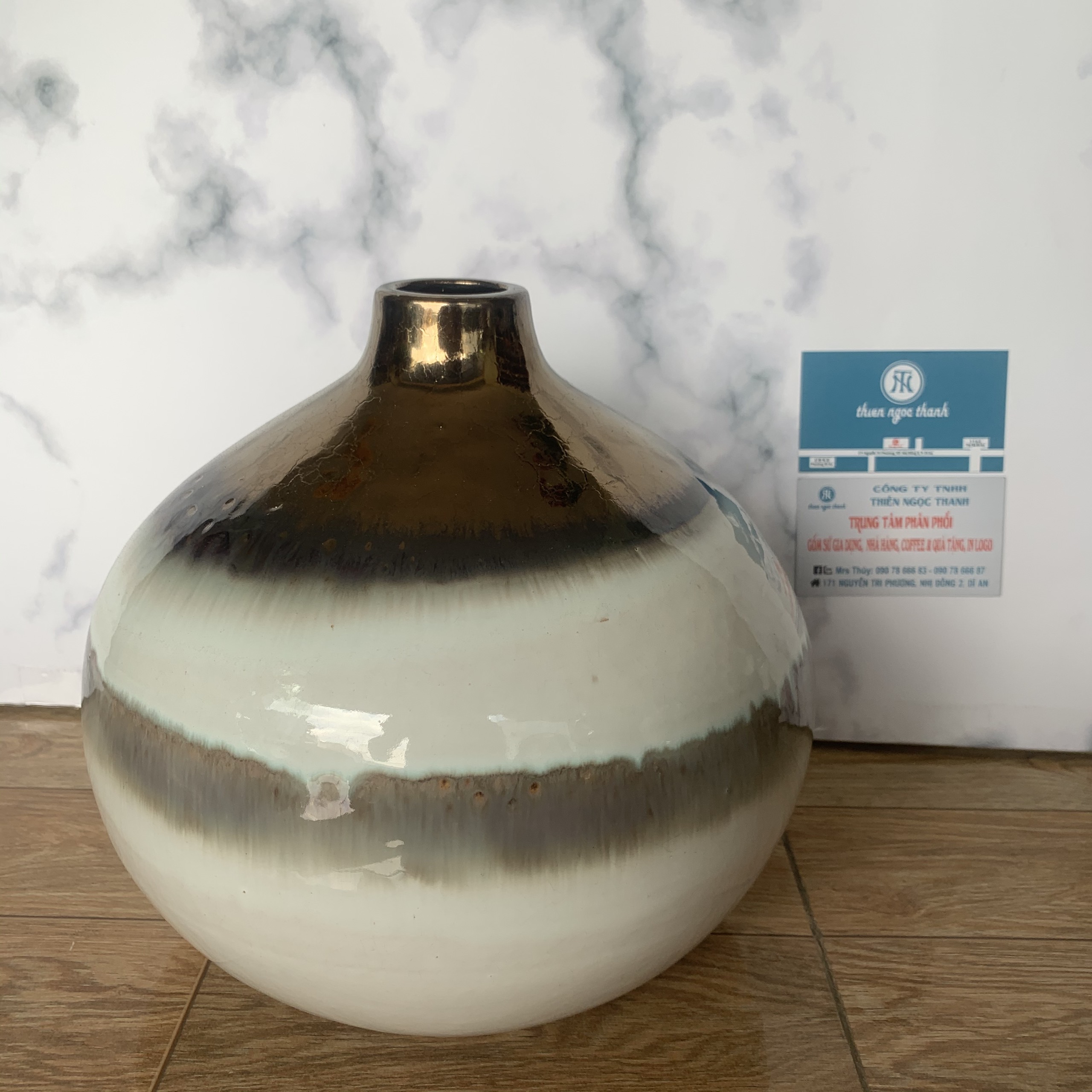 Bình Hoa Gốm Sứ Xuất Dư Trang Trí - Thiết kế hiện đại với màu sắc chuyển tiếp từ trắng sang nâu, cổ bình mạ vàng, phù hợp trang trí nội thất.