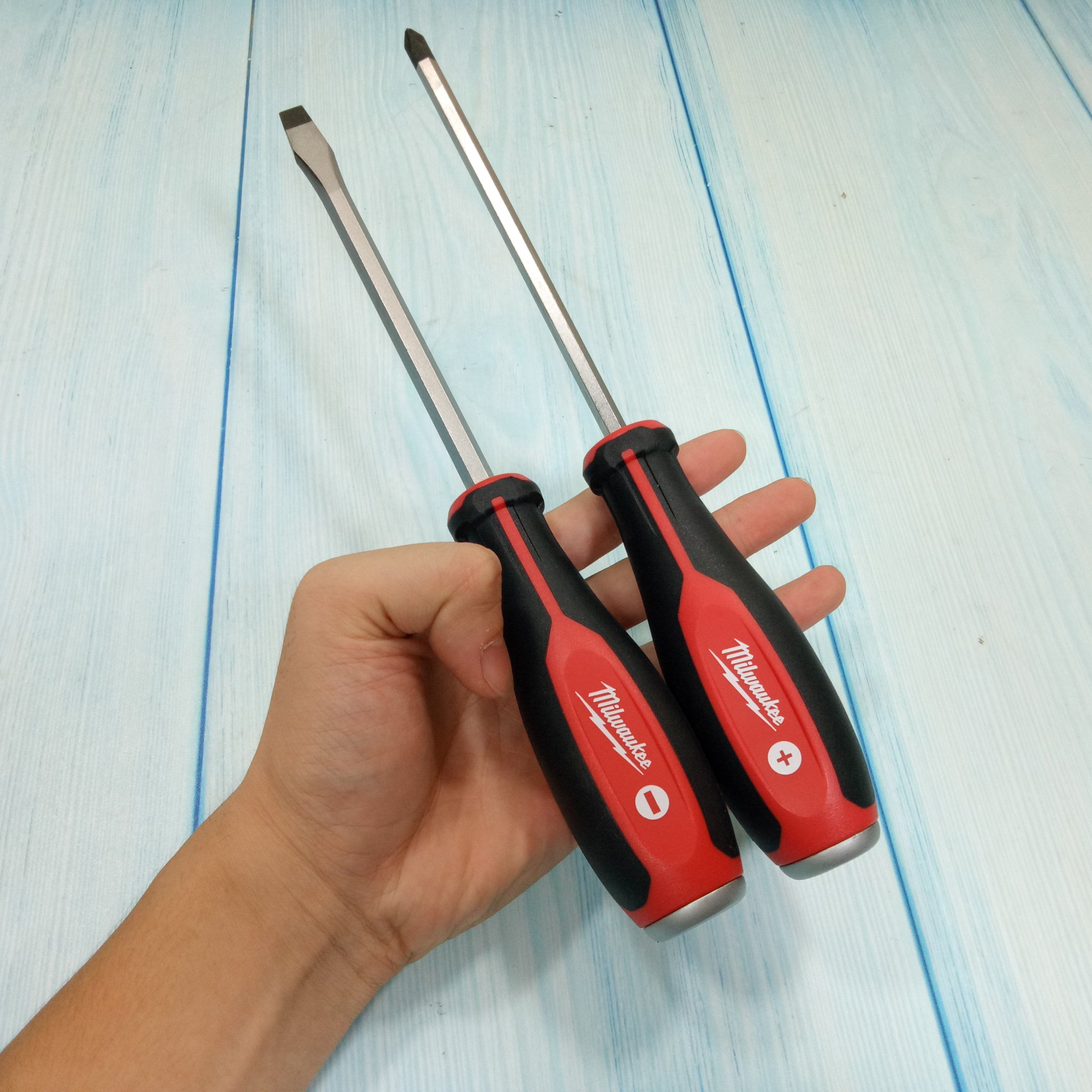 Milwaukee 48-22-2702 Bộ tua vít đóng 2 món