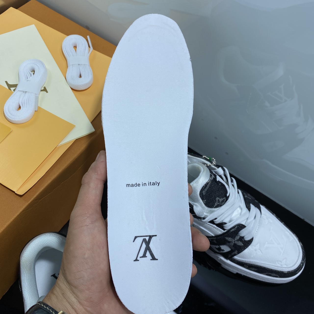 GIÀY L.V TRAINER SNEAKER WHITE BLACK LAI AU SC [ FULL BOX + FREE SHIP ] GIÀY TH