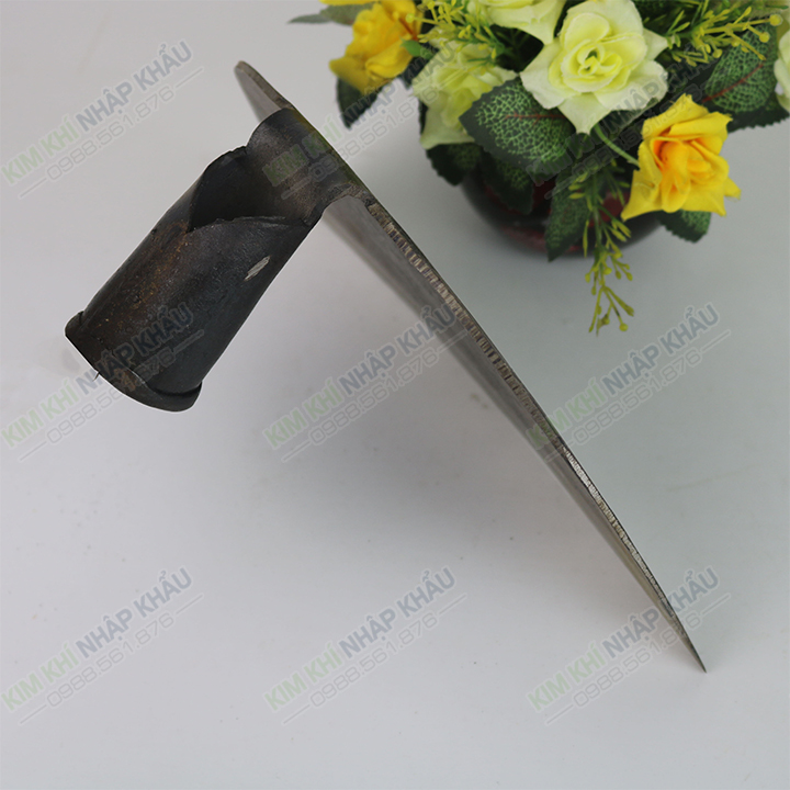 Cuốc xới cỏ cán tự chế loại trung - D103