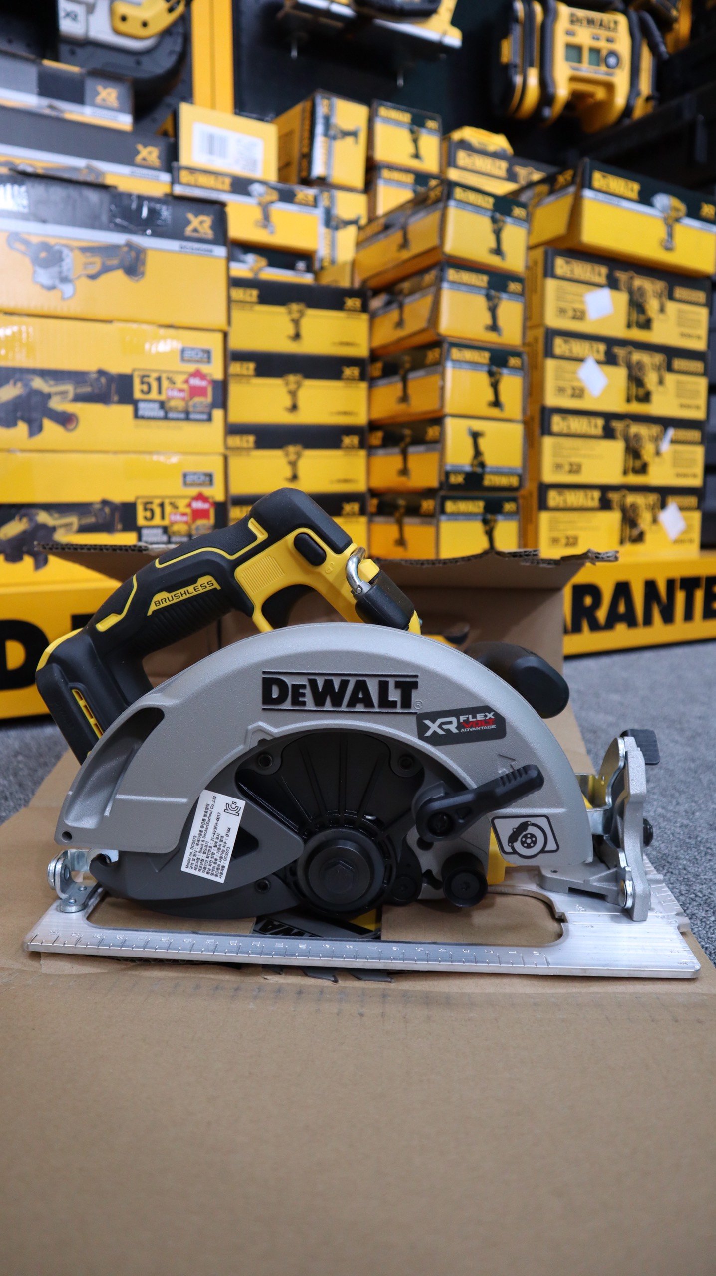 MÁY CƯA ĐĨA CẦM TAY 185mm 20V/60V FLEXVOLT DEWALT DCS573N (Chưa Pin & Sạc)