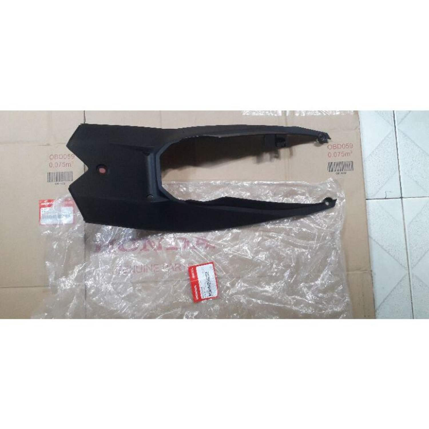 Ốp thùng xăng (ốp yên yếm sau) honda winner 150 v1 (64325-K56)