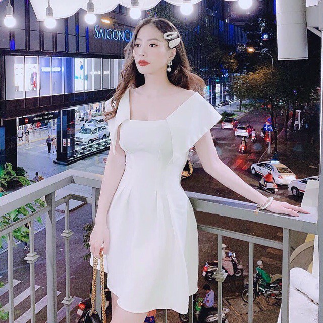 Đầm trắng cổ đắp vai