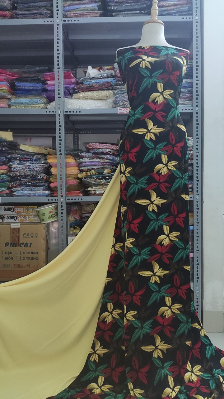 2m Vải lụa lạnh hoạ tiết hoa lá rơi (1) - lụa Mango chính phẩm