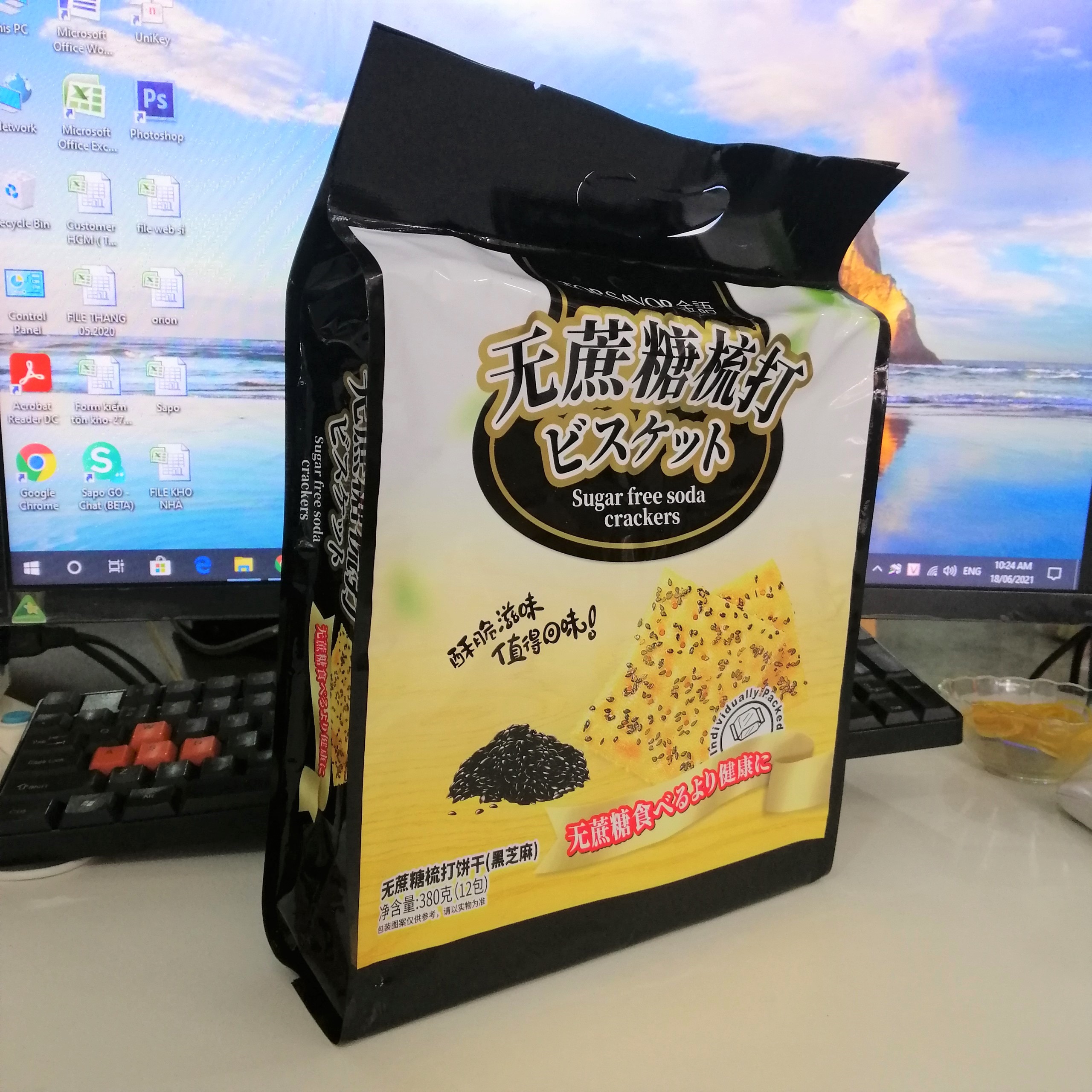 Bánh Quy Ăn Kiêng Soda Cracker Mè Đen Top Savor (Gói 380g)