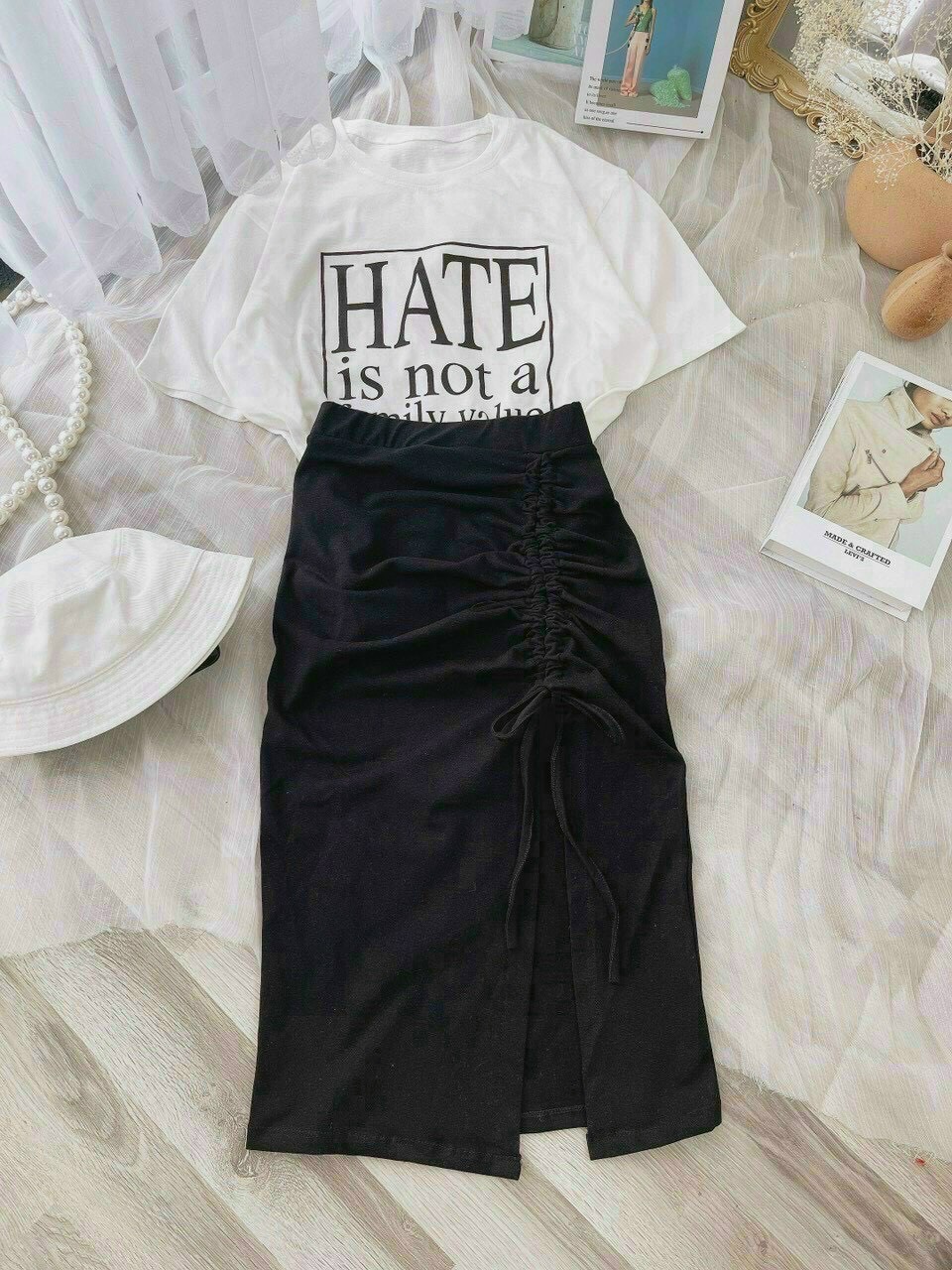 SÉT VÁY ÔM XẺ TÀ ÁO THUN HATE NỮ TÍNH
