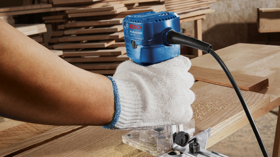 Máy phay gỗ cầm tay Bosch GKF 550