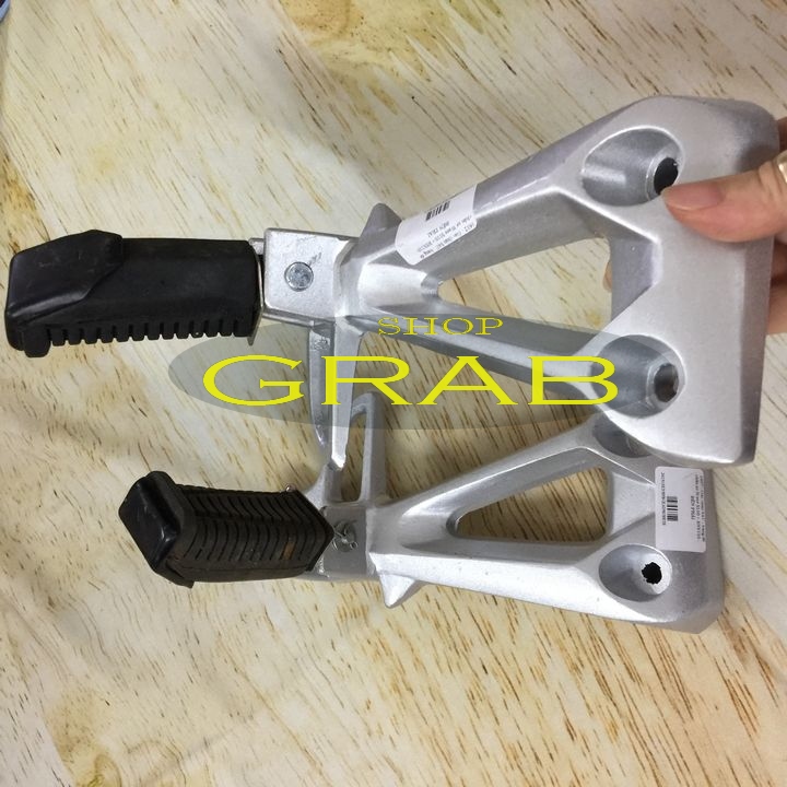 Gác chân sau - bát nhôm xe Wave-S110 ( 1 đôi trái và phải)