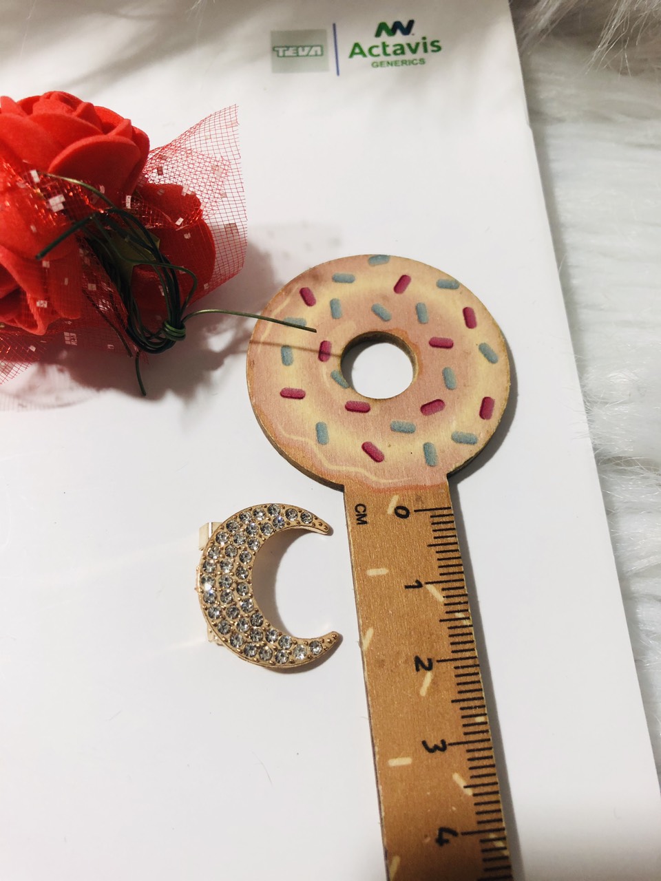 [HCM]Cài áo hình lưỡi liềm đính đá. KT 2 x 2cm