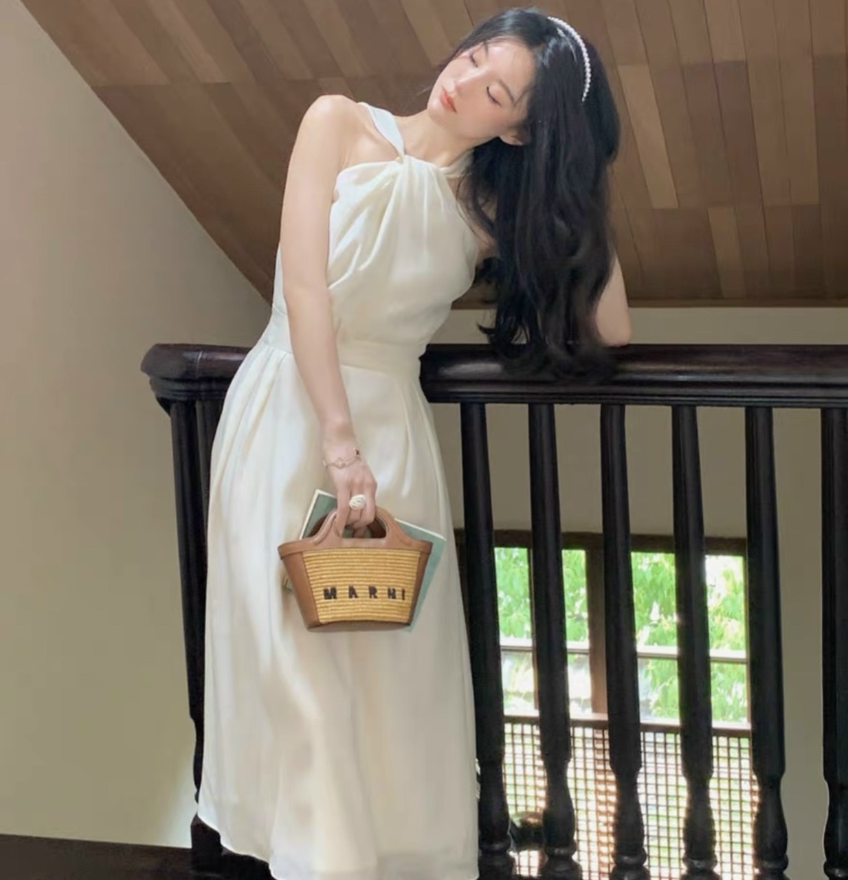 Đầm yếm trắng tùng xoè
