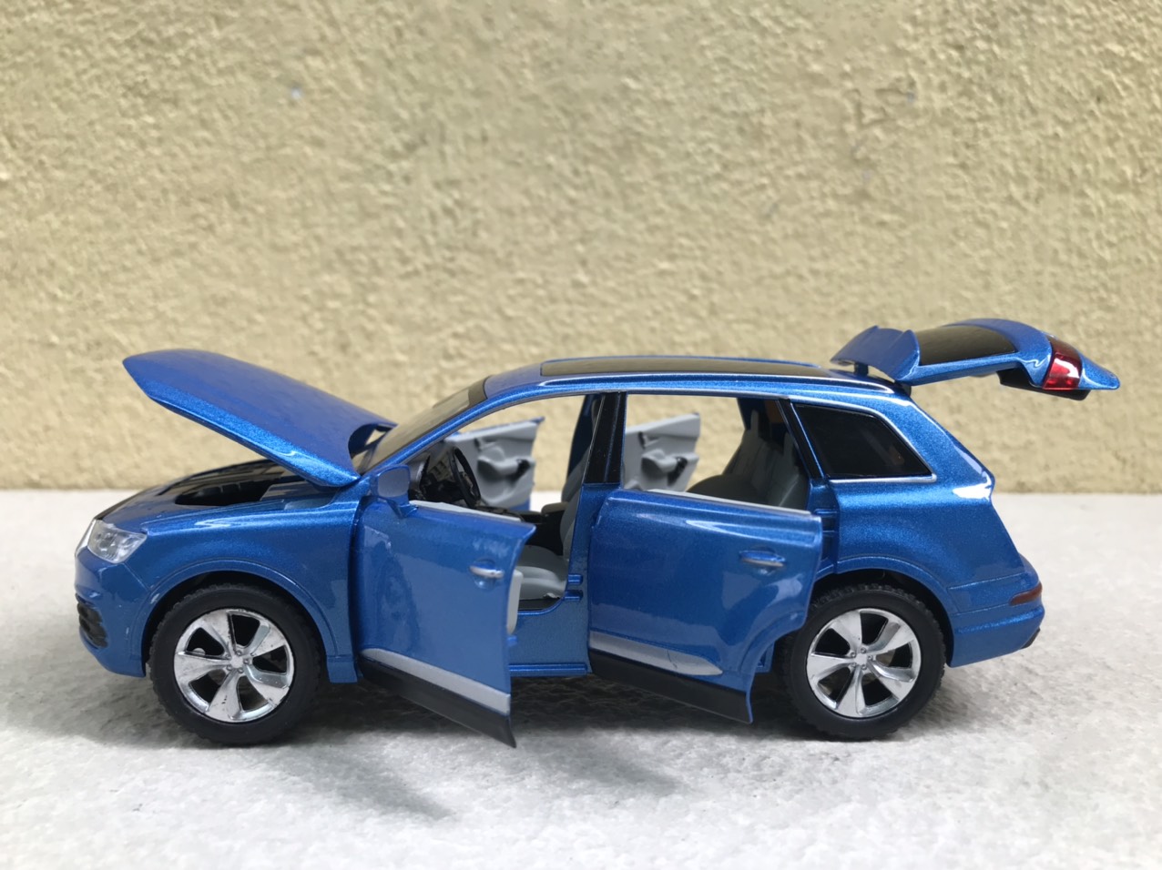 Mô hình xe Ô tô AUDI Q7 2019 1:32