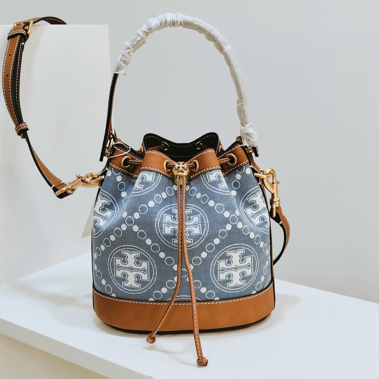 Túi xách nữ tory burch t monogram bucket bag in brown