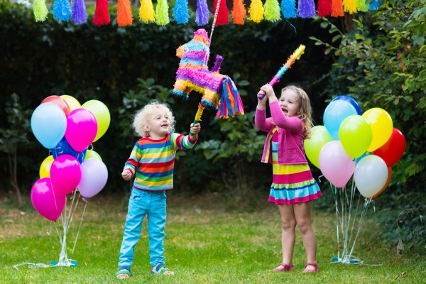 Pinata (Trò chơi đập kẹo ). Liên hệ shop trước khi đặt hàng ( chỉ nhận đơn ở Hồ Chí Minh)