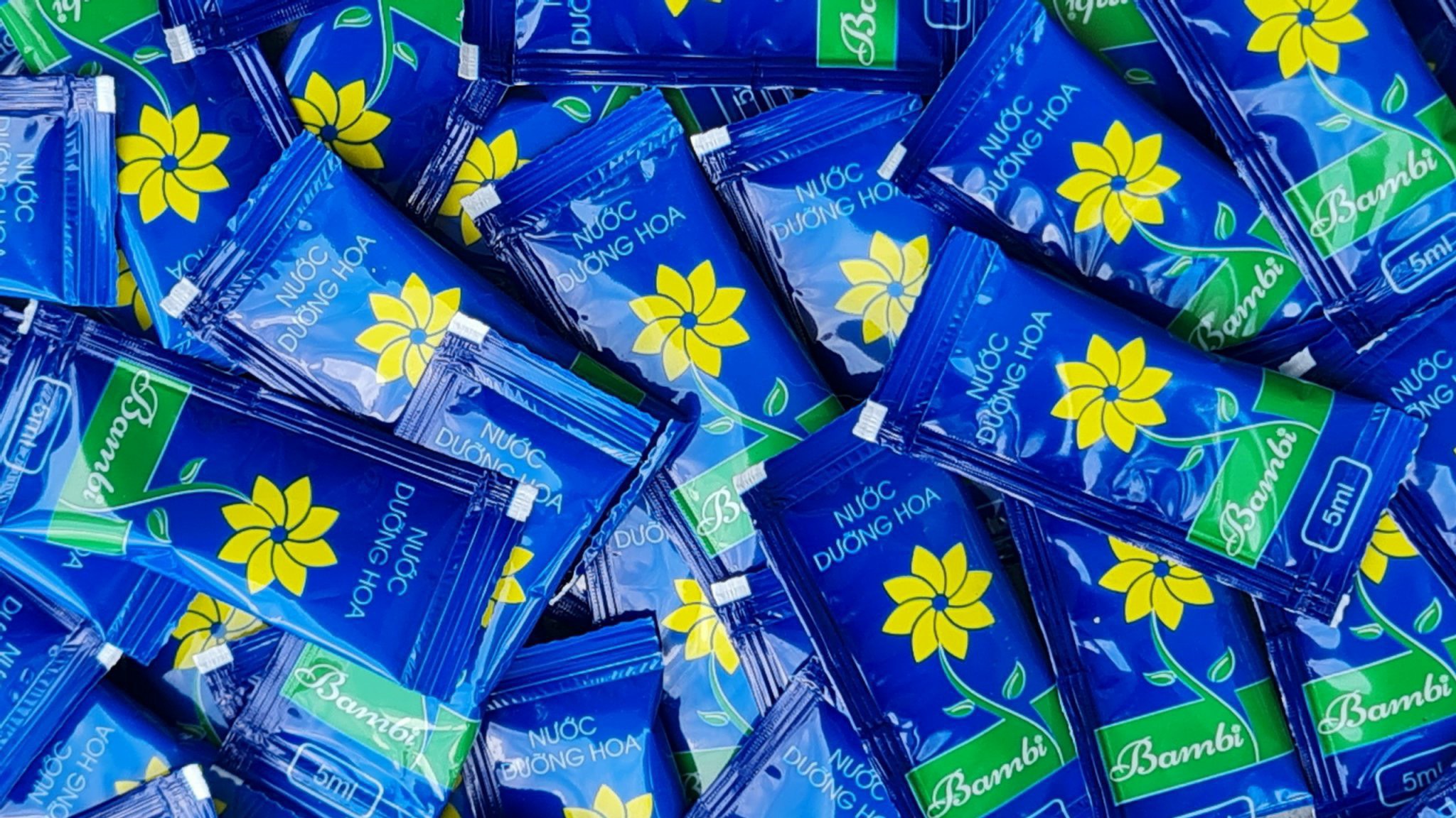 Thùng 100 gói nước dưỡng hoa Bambi Hana (1 gói 5ml pha nửa lít nước)