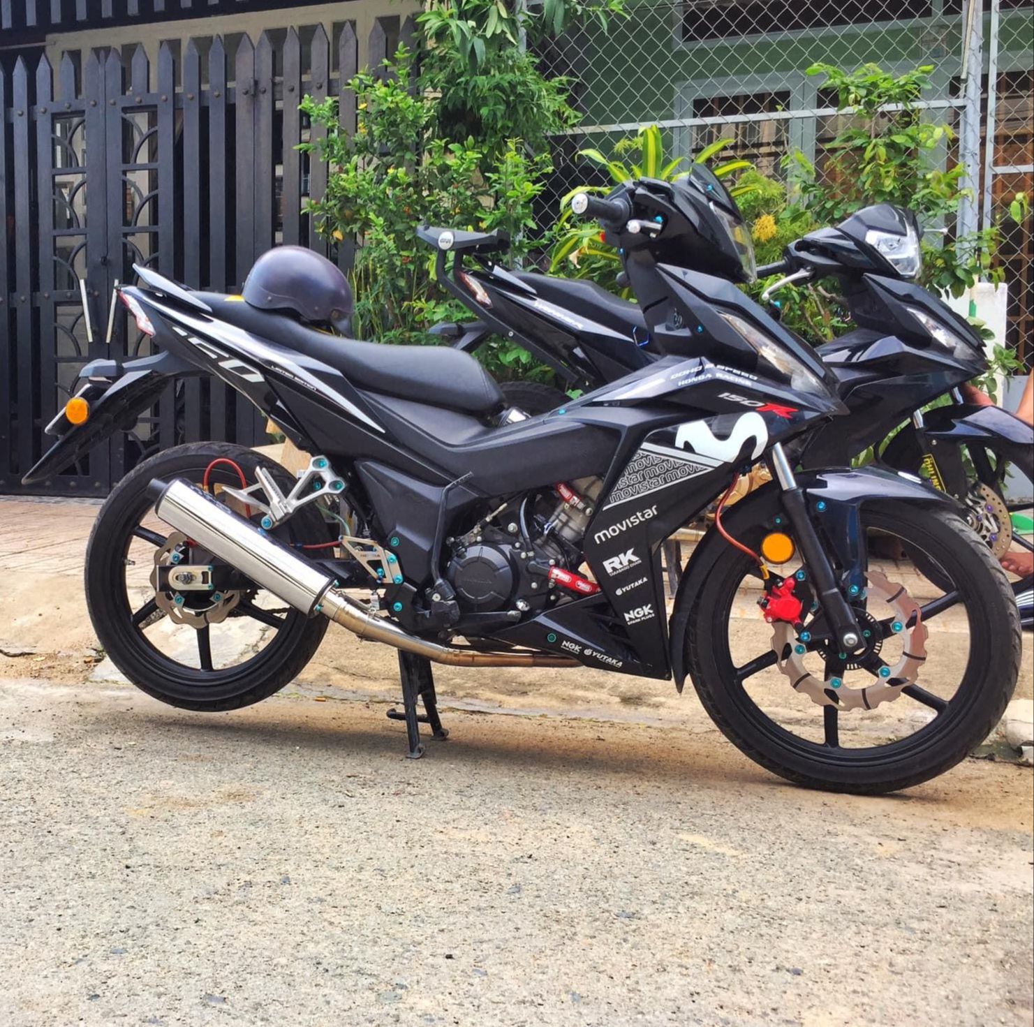 Tem rời winner Movistar trắng dán xe đen