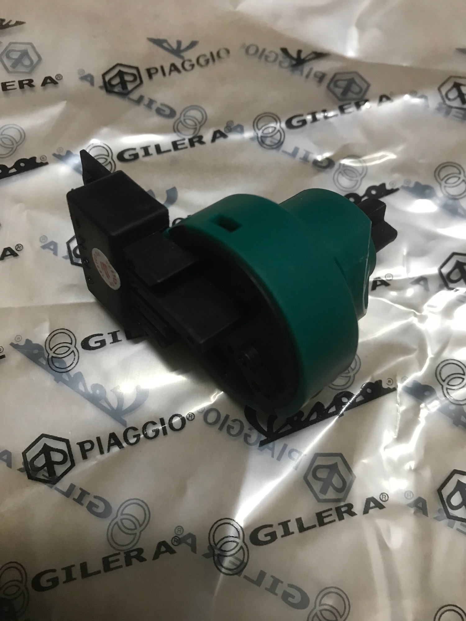 Đuôi ổ khoá xe Vespa Lx