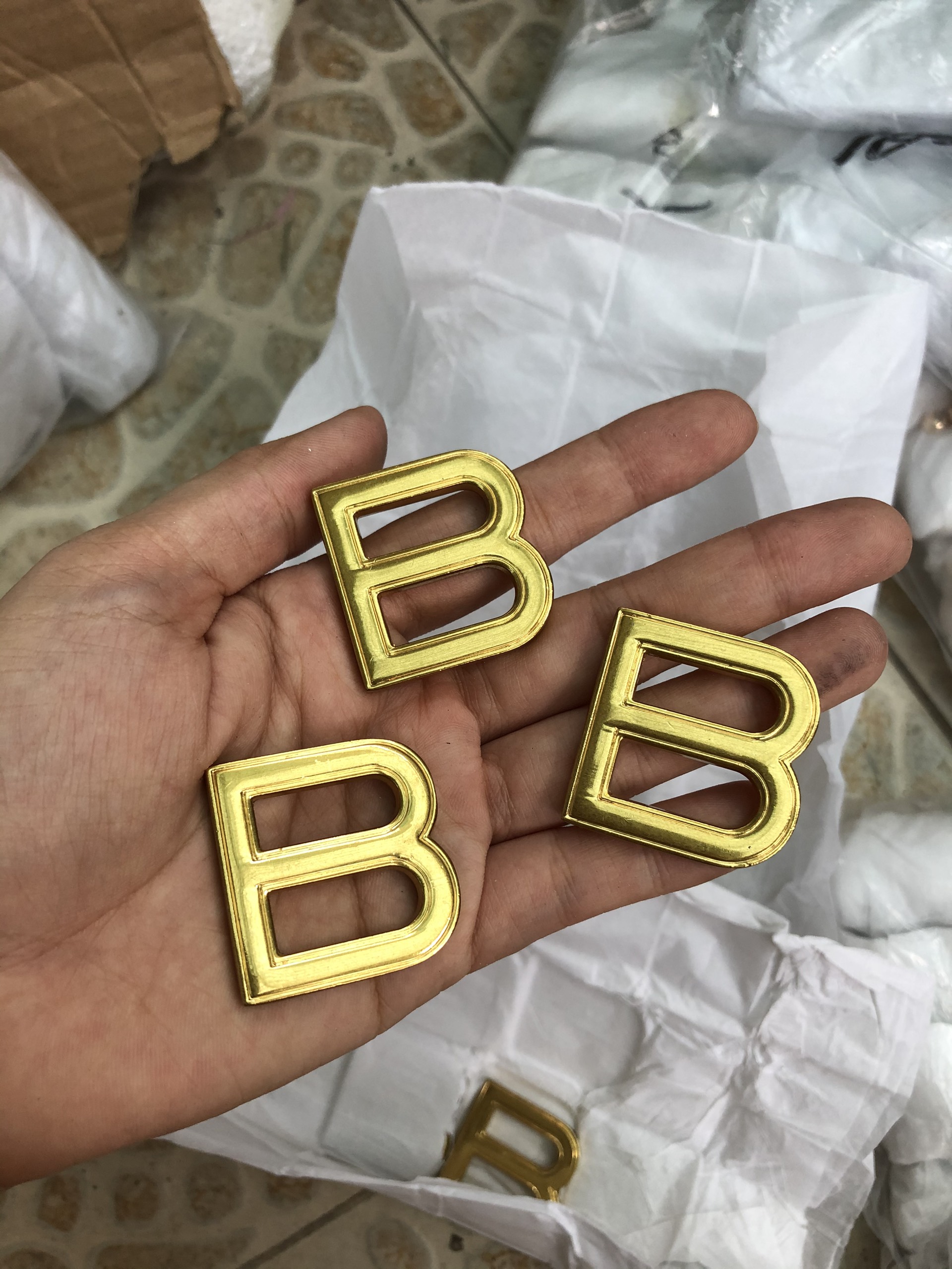 Mạc chữ B trang trí túi xách handmade