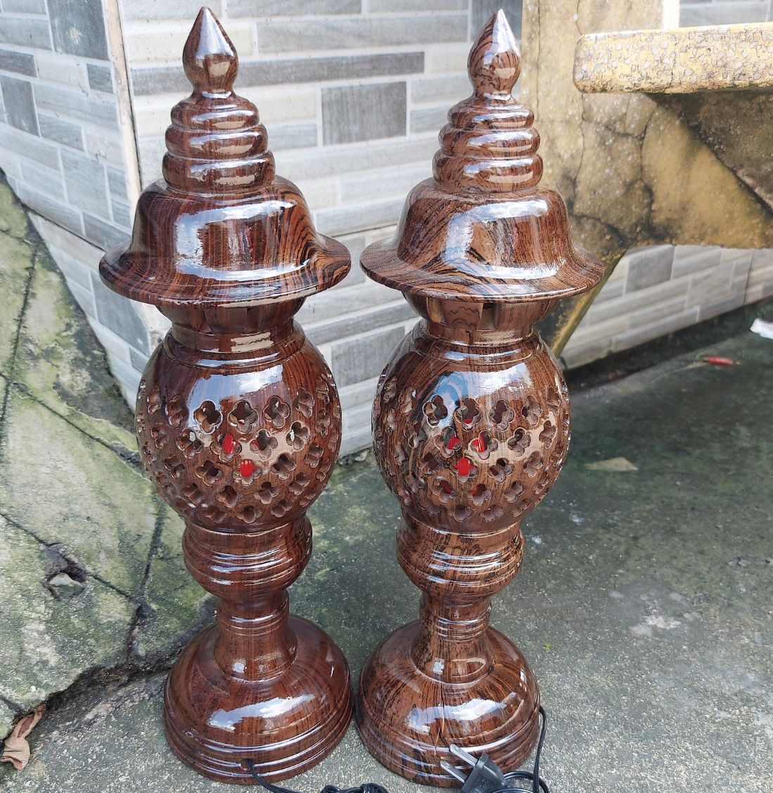 Cặp đèn để bàn thờ gỗ xà cừ màu đen vẽ vân , cặp đèn tổ ong hàng mới siêu đẹp - nhiều kích cỡ