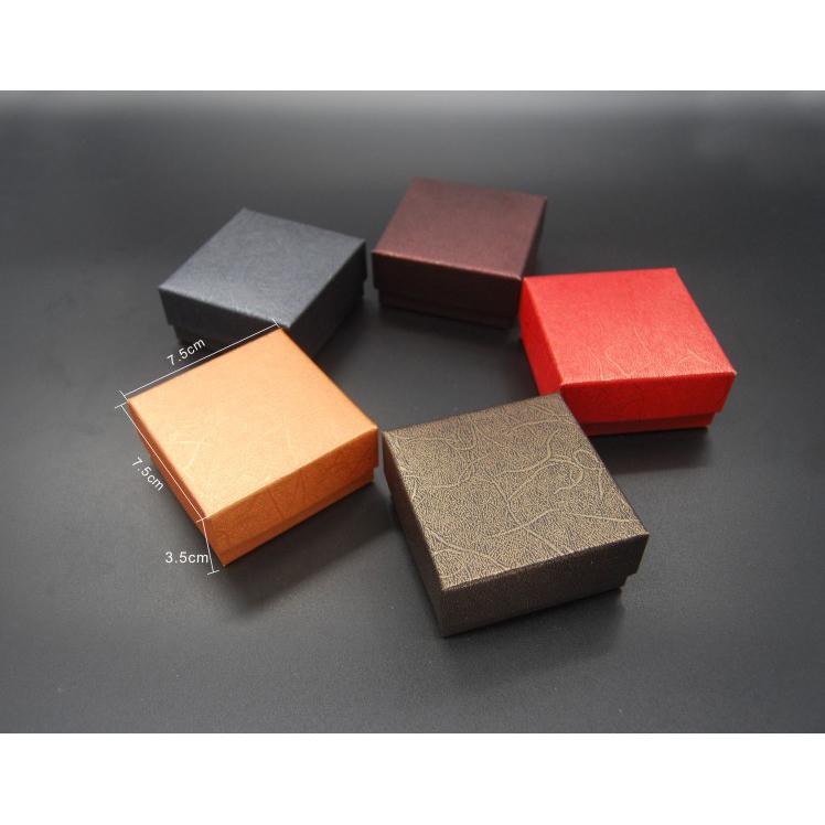 Hộp Đựng Trang Sức Cao Cấp Hộp Đựng Vòng Tay Nhẫn Mặt Dây Chuyền Bông Tai Thời Trang Cao Cấp (Màu Ngẫu Nhiên) 7.5x7.5x3.5cm