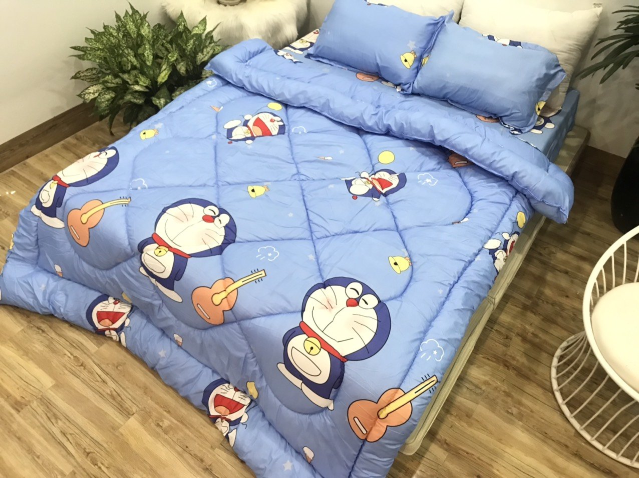 (FreeShip MAX) Bộ chăn phao ga gối cotton poly gồm 4 món mẫu doremon đàn Kovico Kho chăn ga gối, ga giường, drap giường hà nội