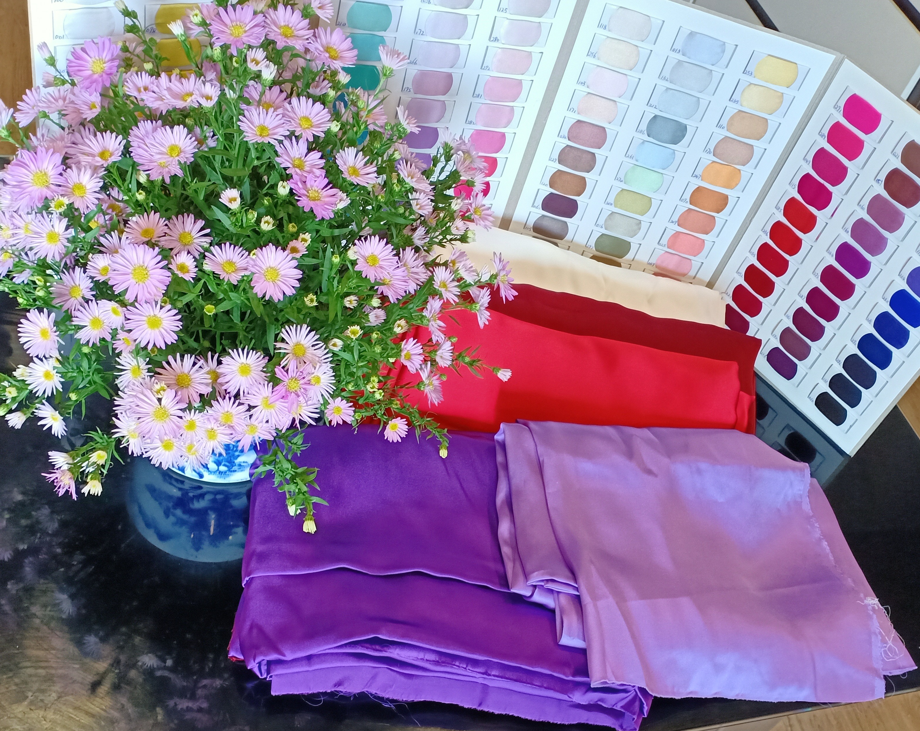 Vải lụa tơ tằm màu tím nhạt