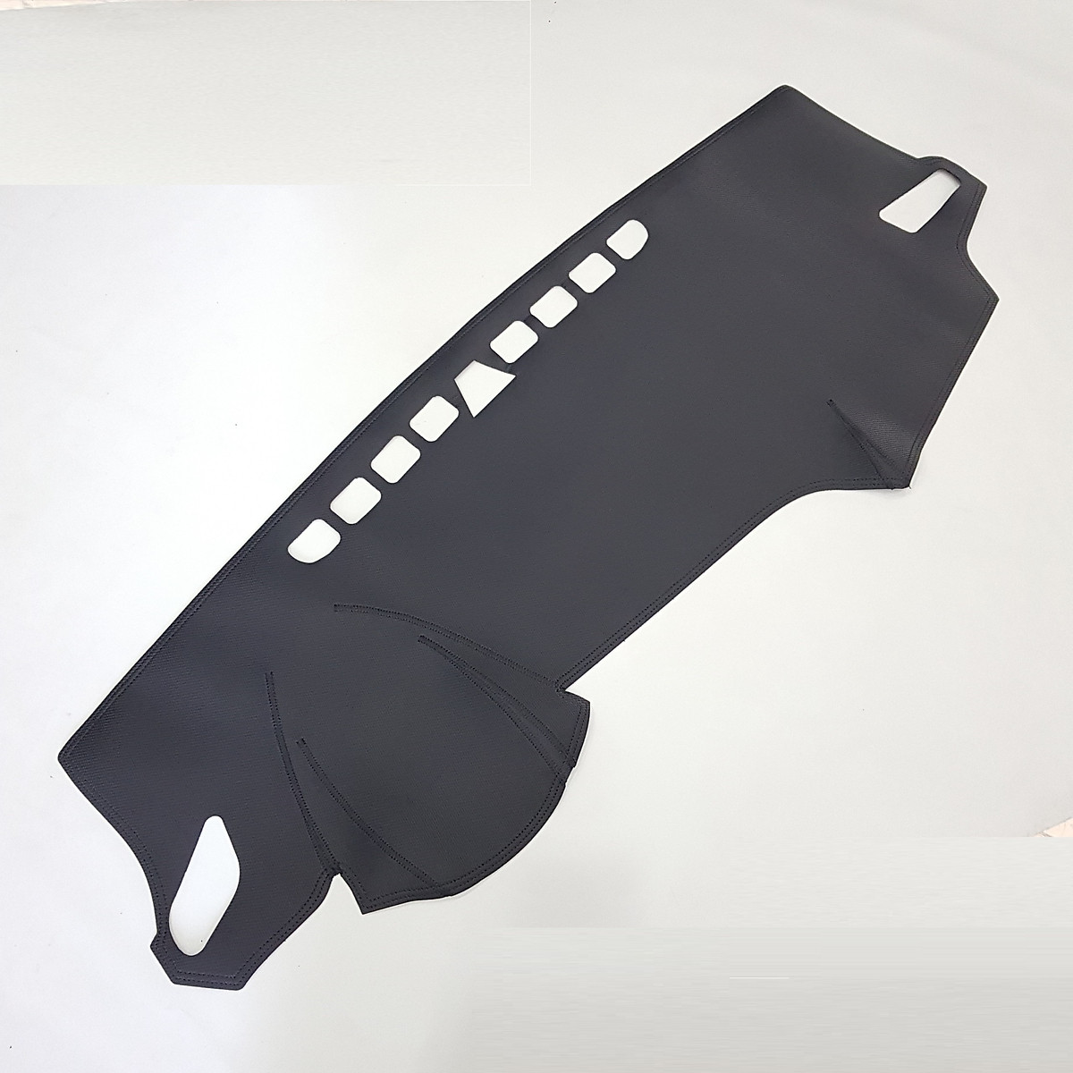 Thảm taplo da carbon xe Elantra đời 2016 đến 2023 màu đen có chống trượt, thiết kế 3D vừa in form xe, giúp che nắng bảo vệ taplo, tạo thẩm mỹ cho xe của bạn