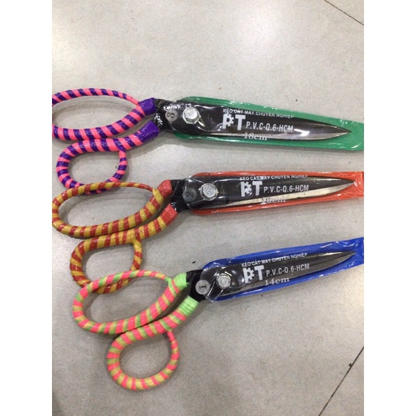 Kéo cắt vải pt có 3 size số 1 chiều dài lưỡi 1 tất 4, số 2 chiều dài lưỡi 1 tất 6, số 3 chiều dài lưỡi 1 tất 8