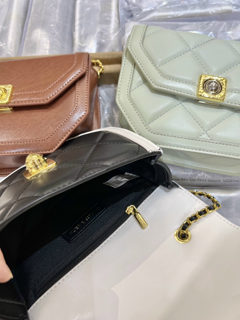 Túi đeo chéo nữ 𝗖𝗞𝟮-𝟮𝟬𝟲𝟳𝟭𝟰𝟬𝟲 Size :20cm*6,5cm*14cm