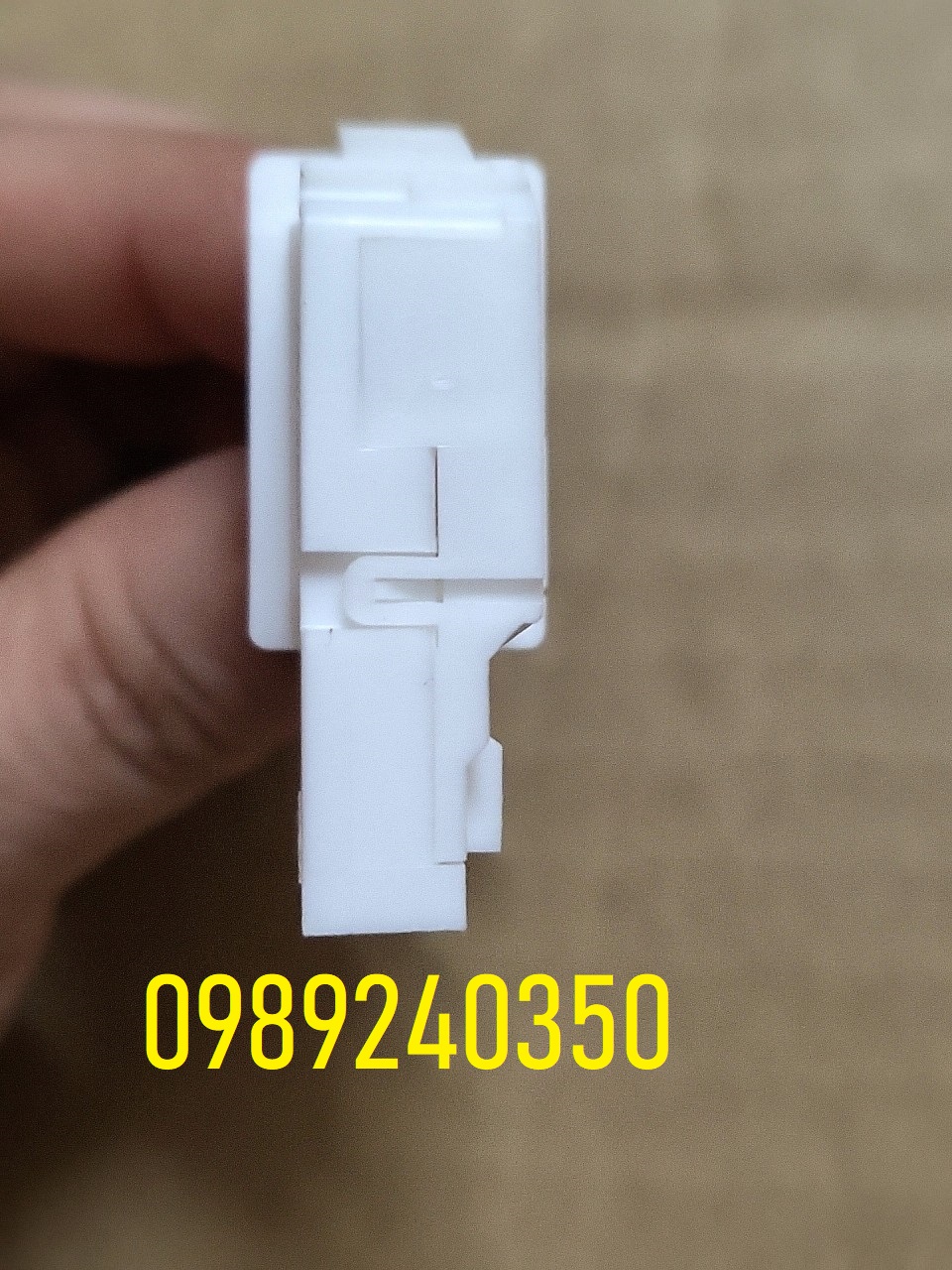 Công tắc cửa tủ lạnh Sharp 3 chân
