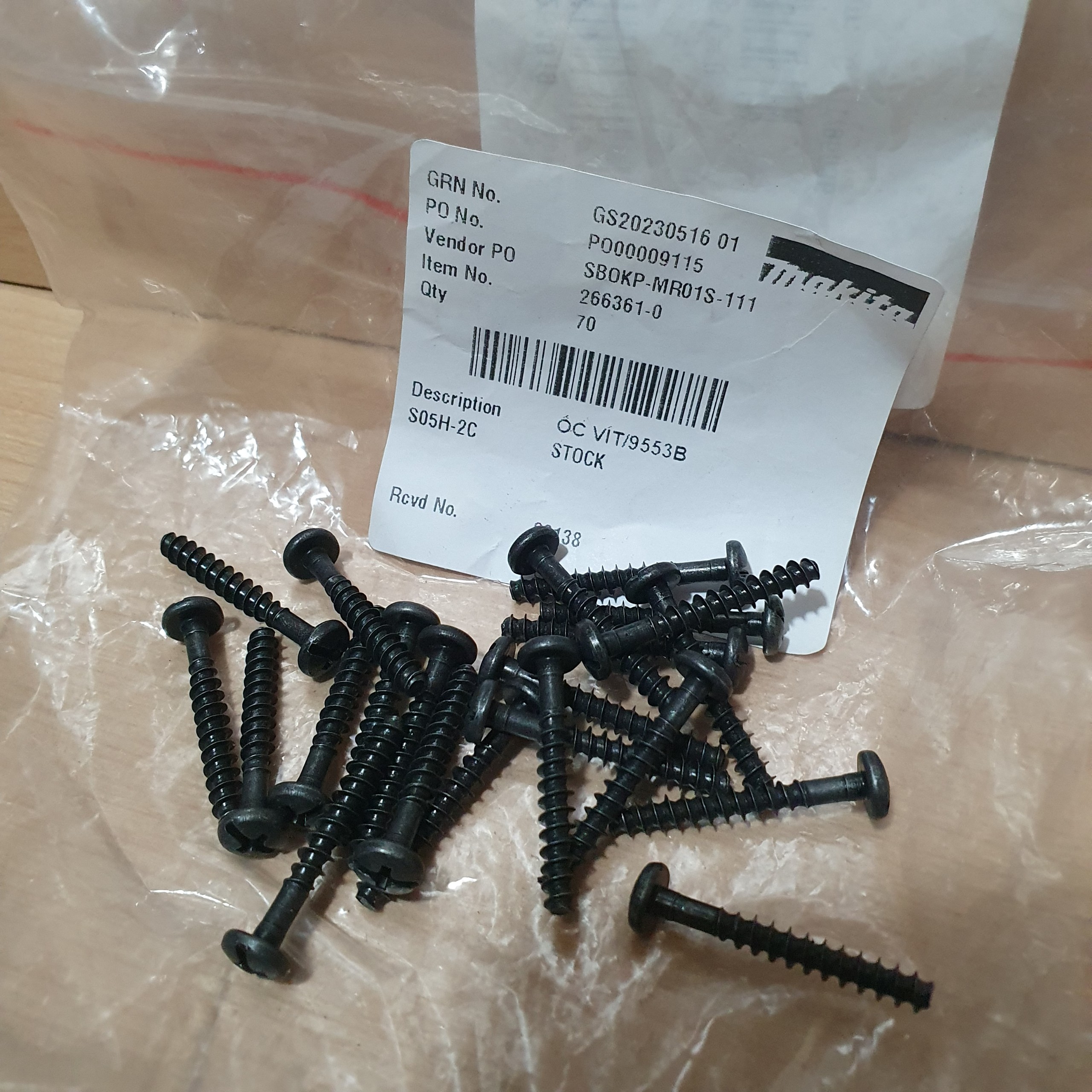 Ốc vít 4x18mm bắt vỏ máy khoan, máy mài makita 266326-2