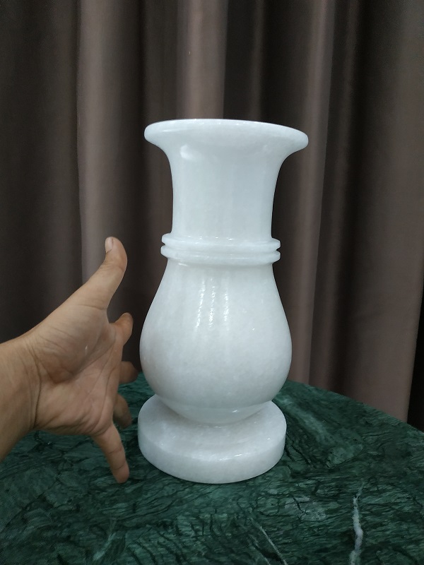 Lọ hoa bằng đá trắng